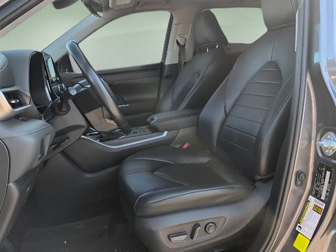 Used 2021 Toyota Highlander XLE AWD/4WD image 15
