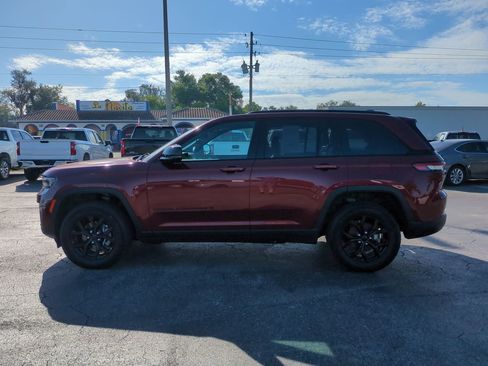 Used 2024 Jeep Grand Cherokee Altitude AWD/4WD image 7