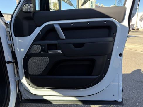 Used 2024 Land Rover Defender 130 X-Dynamic SE image 32