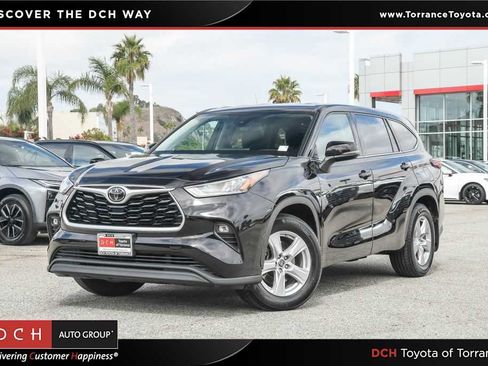 Used 2020 Toyota Highlander LE FWD image 1