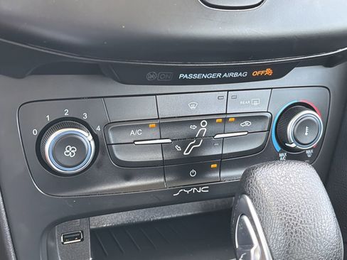 Used 2018 Ford Focus SE FWD image 22
