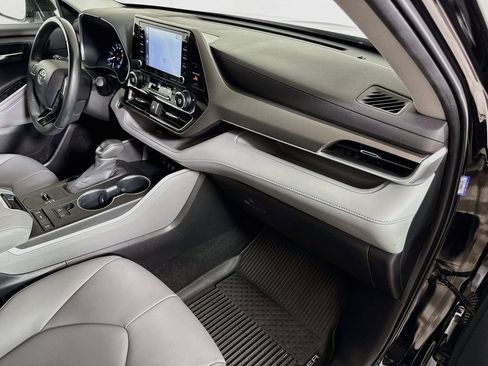 Used 2020 Toyota Highlander XLE FWD image 31