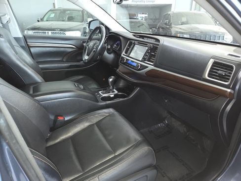 Used 2016 Toyota Highlander Limited w/ Driver Technology Package AWD/4WD image 31
