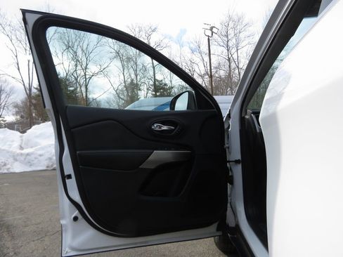 Used 2019 Jeep Cherokee Limited w/ Technology Group image 9