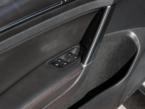 Used 2020 Volkswagen GTI SE image 40