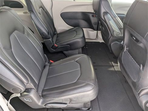 Certified 2024 Chrysler Pacifica Touring-L image 28
