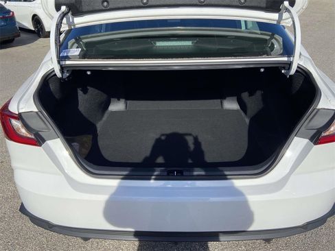 Used 2025 Toyota Camry SE image 9