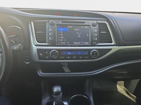 Used 2019 Toyota Highlander SE w/ Nightshade Edition AWD/4WD image 24