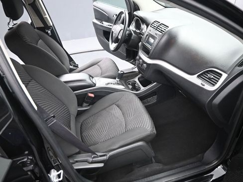 Used 2017 Dodge Journey SE w/ Flexible Seating Group image 19