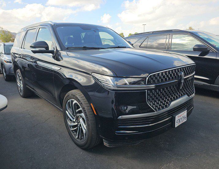 Used 2025 Lincoln Navigator Reserve AWD/4WD image 4