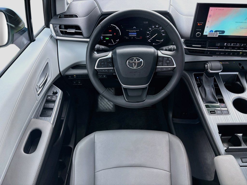 Certified 2026 Toyota Sienna XLE FWD image 10