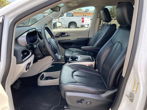 Used 2023 Chrysler Pacifica Touring-L FWD image 27