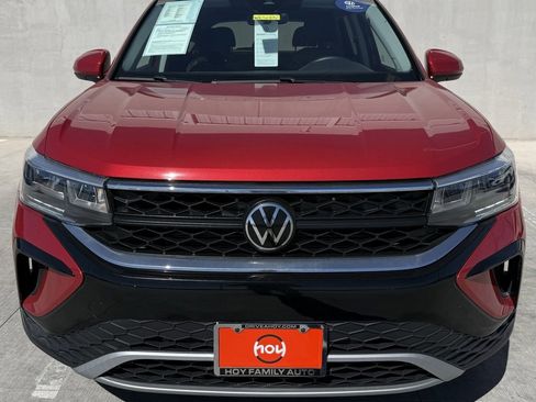 Certified 2024 Volkswagen Taos SE image 2