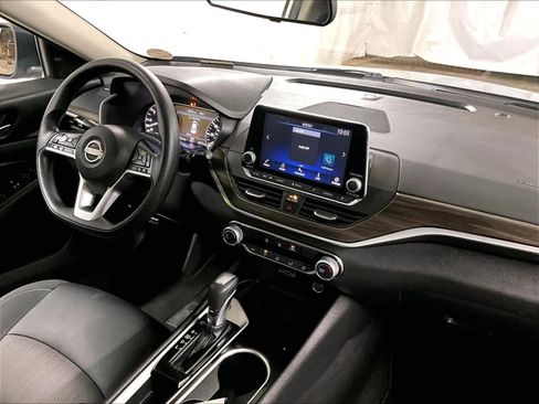 Used 2024 Nissan Altima 2.5 SV image 14