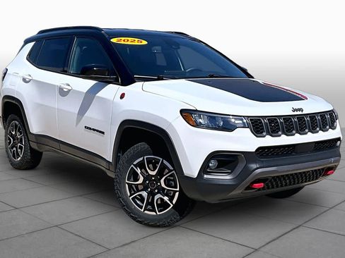 Used 2025 Jeep Compass Trailhawk w/ Trailer Tow Group AWD/4WD image 3