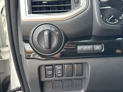 Used 2023 Nissan Titan SV w/ SV Convenience Package image 9