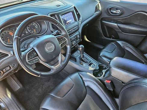 Used 2019 Jeep Cherokee Latitude Plus w/ Comfort/Convenience Group FWD image 12