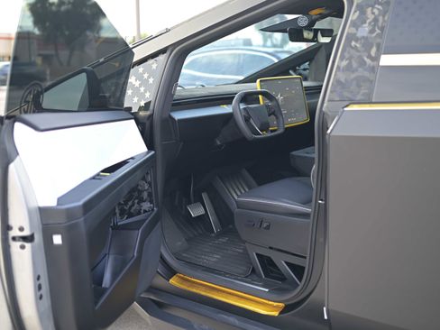 Used 2024 Tesla Cybertruck AWD Crew Cab image 6