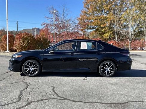 Used 2023 Toyota Camry SE image 2