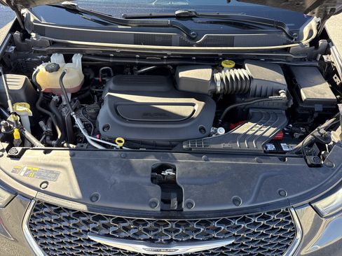 Used 2022 Chrysler Pacifica Touring-L image 37
