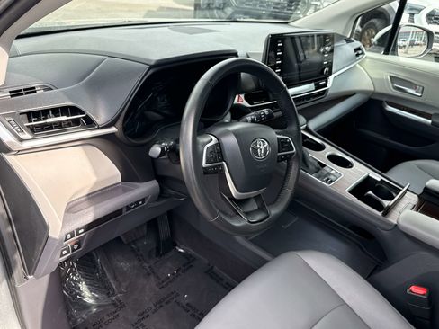 Used 2024 Toyota Sienna XLE image 10