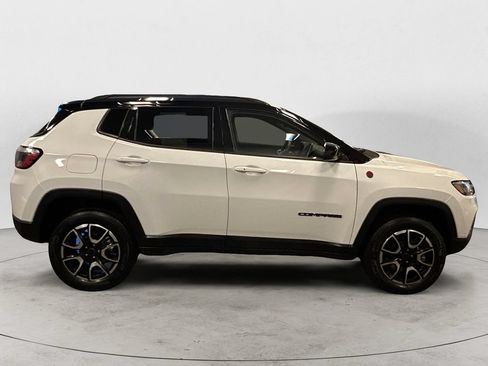 Used 2025 Jeep Compass Trailhawk AWD/4WD image 6