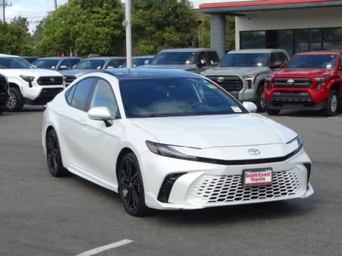 Used 2025 Toyota Camry XSE FWD image 2