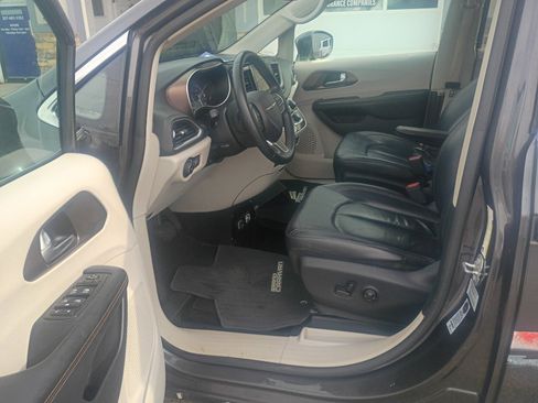 Used 2017 Chrysler Pacifica Touring-L FWD image 11