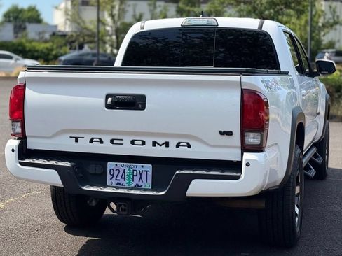 Used 2018 Toyota Tacoma TRD Off-Road w/ Technology Package AWD/4WD image 5