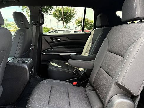 Used 2025 Chevrolet Traverse LT w/ Driver Confidence Package FWD image 10