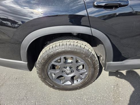 Used 2025 Honda Pilot TrailSport image 11