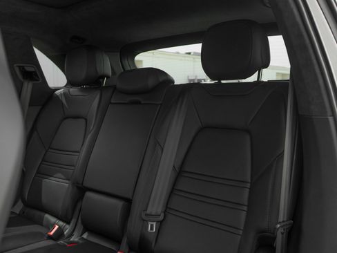 Used 2023 Porsche Cayenne Turbo AWD/4WD image 29