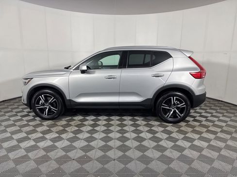 Used 2025 Volvo XC40 B5 Core AWD/4WD image 2