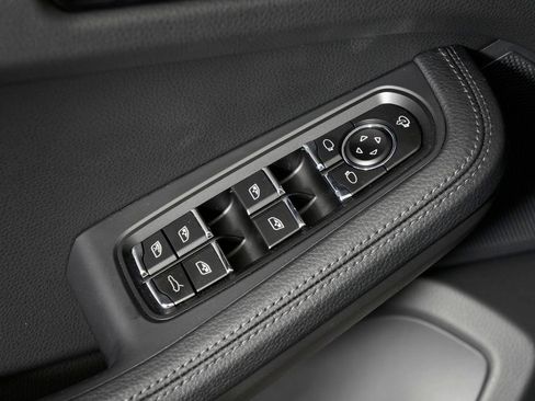 Certified 2026 Porsche Macan AWD/4WD image 15
