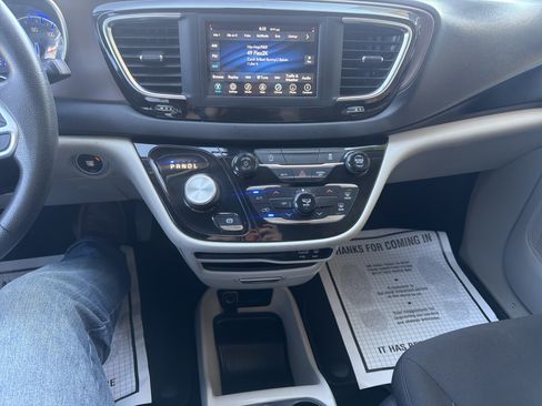 Used 2020 Chrysler Voyager LX FWD image 18