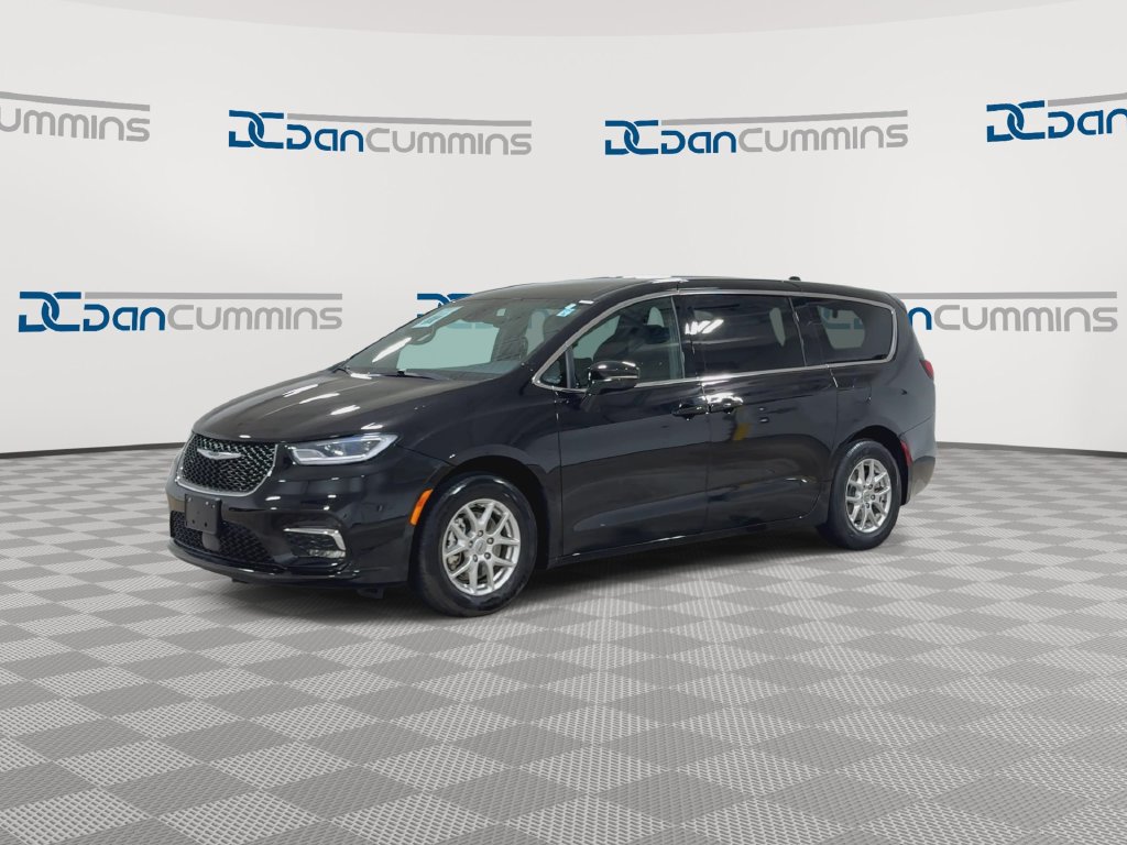 Used 2025 Chrysler Pacifica Select FWD image 4