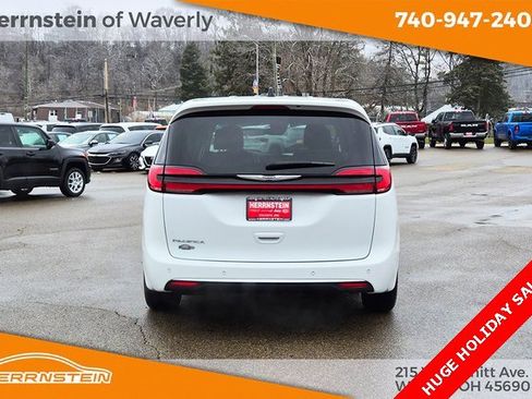 Used 2023 Chrysler Pacifica Touring-L image 34