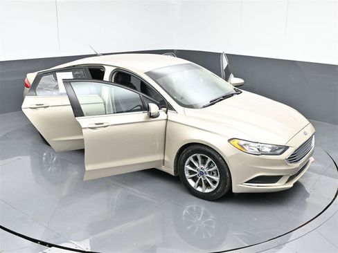 Used 2017 Ford Fusion SE w/ Fusion SE Technology Package FWD image 37