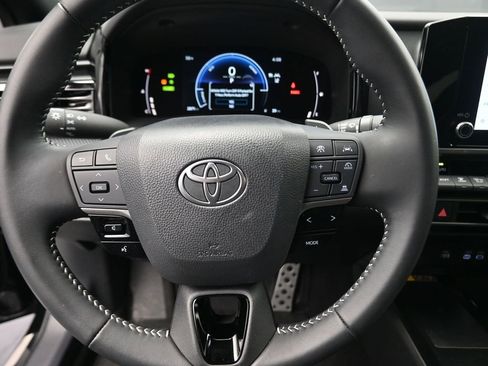 Used 2025 Toyota Camry SE image 7