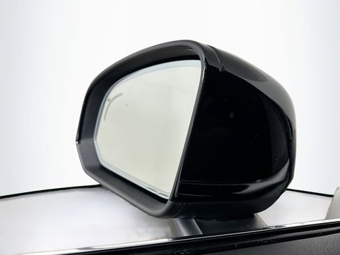 Used 2025 Volvo XC40 B5 Plus image 16