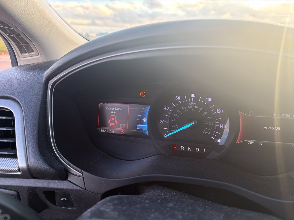 Used 2018 Ford Fusion SE w/ Fusion SE Technology Package FWD image 6