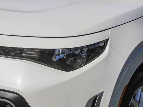 Used 2023 Kia Soul LX w/ LX Technology Package image 6