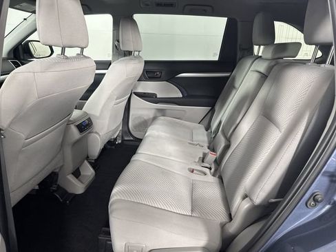 Used 2019 Toyota Highlander LE AWD/4WD image 21