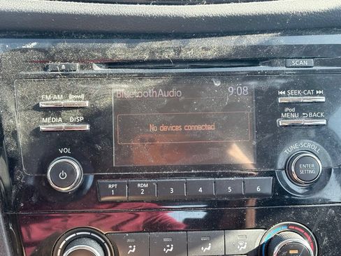 Used 2017 Nissan Rogue S AWD/4WD image 9