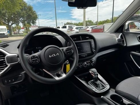 Used 2025 Kia Soul LX w/ LX Technology Package FWD image 23