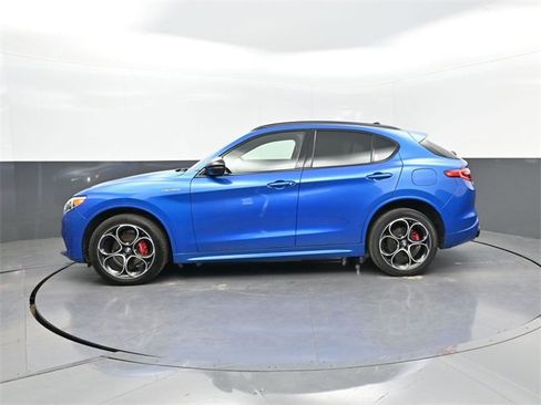 Used 2022 Alfa Romeo Stelvio Veloce image 2