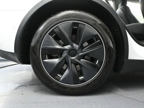 Used 2022 Tesla Model Y Long Range image 13