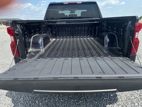 Used 2023 Chevrolet Silverado 1500 LT AWD/4WD image 5