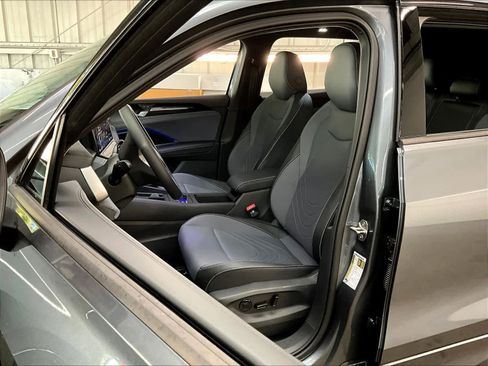 New 2026 Volkswagen Tiguan SE R-Line image 11