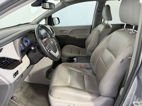 Used 2018 Toyota Sienna XLE w/ XLE Navigation Package FWD image 5